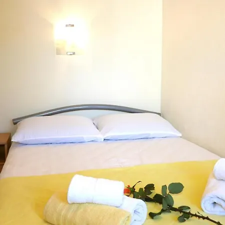 8839a * Rukavac (Vis)